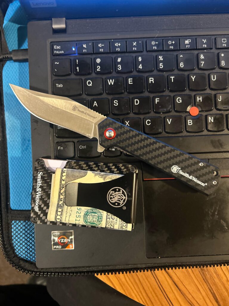 tracker card fits perfectly in the waller