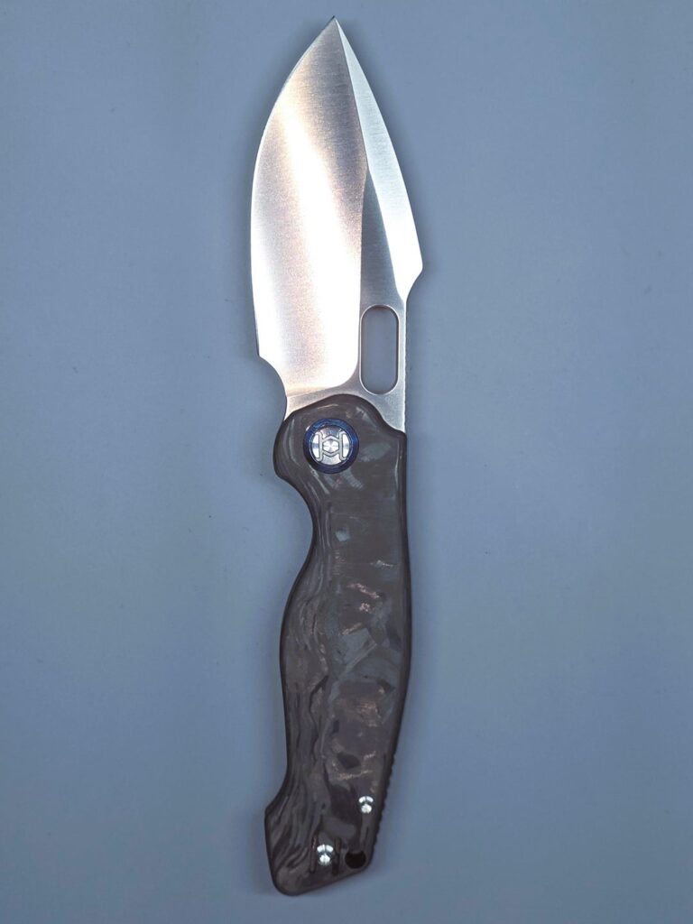 Gringo. Verta Lock. Satin blade. Carbon fiber. If anyone is thinking of getting a Kunwu, I've just received my perfect one. I've tried out 4 other similar Kunwu's and learned exactly what I want and don't want from them.