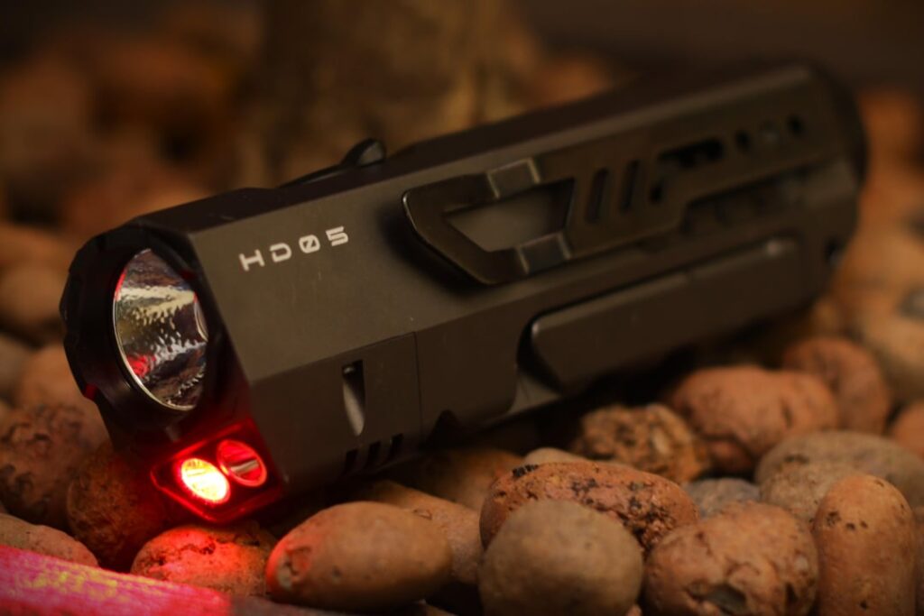 [Review] Wurkkos HD05: 4 lights in one: white throw, flood, UV and red light! SFT70 LED and Boost driver!