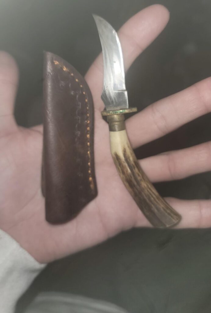 Can anyone point me in the direction for a knife like this?