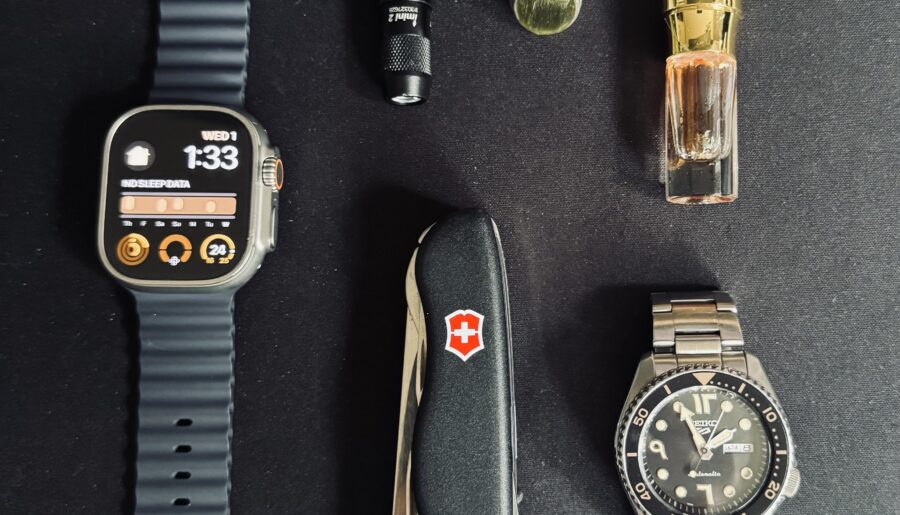 EDC of a chill middle eastern guy