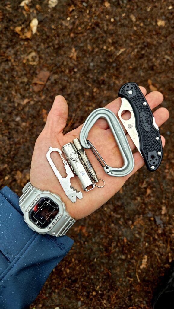 Casio Gshock , Nite ize doohickey , Rovyvon flashlight , Vargo whistle , Black Diamond carabiner , Spyderco Delica 4 Vg10 🫡