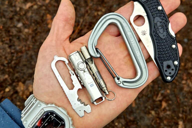 Casio Gshock , Nite ize doohickey , Rovyvon flashlight , Vargo whistle , Black Diamond carabiner , Spyderco Delica 4 Vg10 🫡