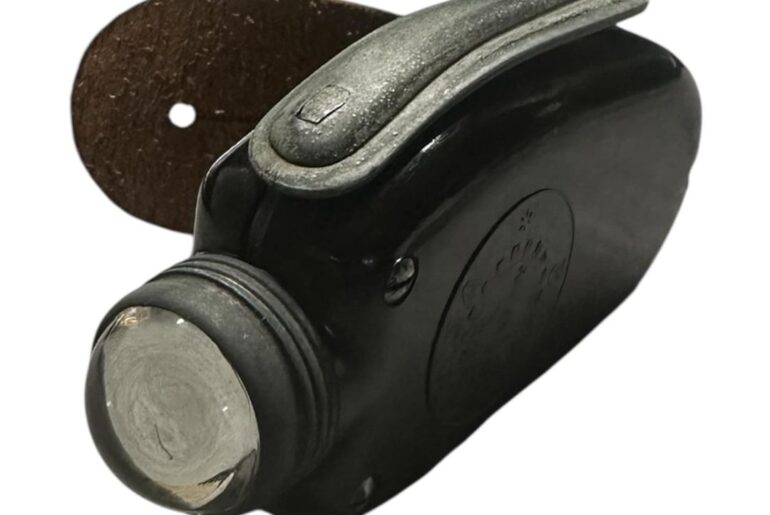 SAJA 2 - WWII Dynamo Hand‑Lever Flashlight (Bakelite, Sander & Janzen Berlin)