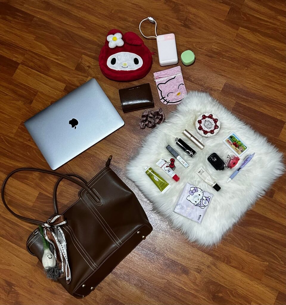 What does my bag say about me?☆*:.｡. o(≧▽≦)o .｡.:*☆