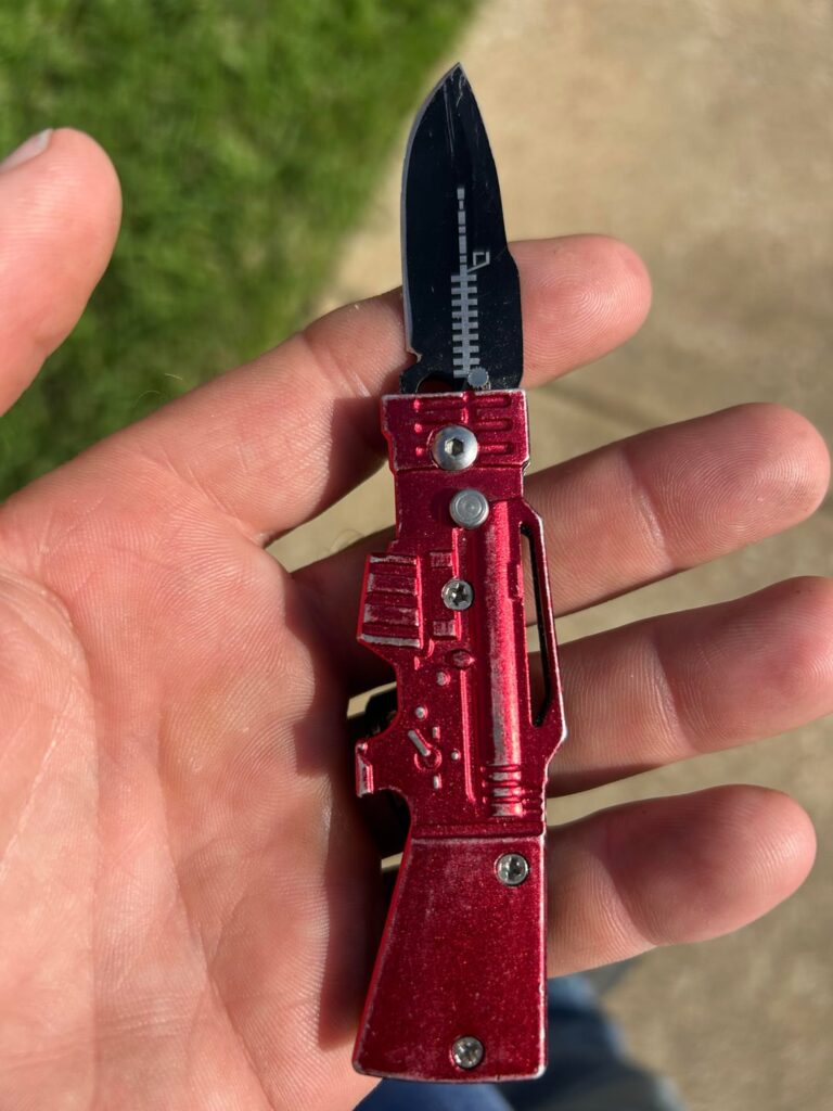 Found this cheap little knife of some sort in the dirt 😂😂