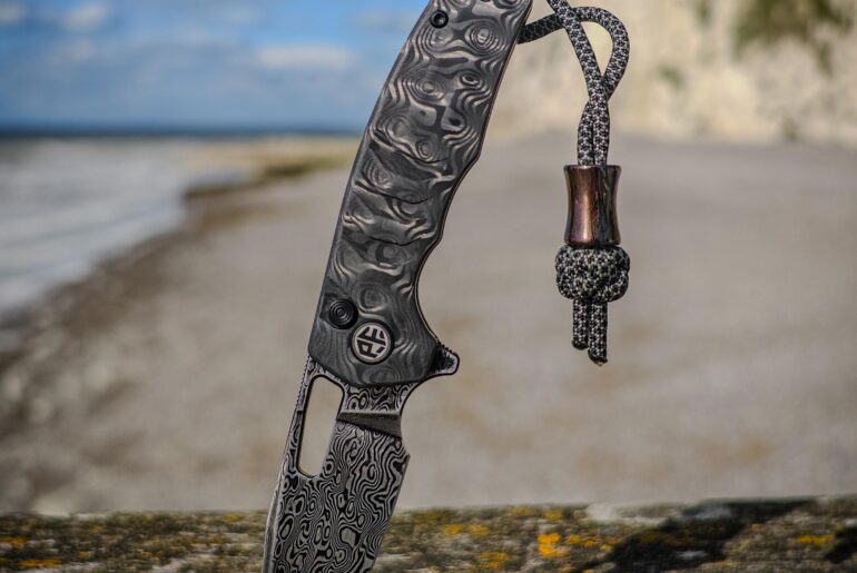 Happy #carbonfiberfriday with a #newknifeday with the petrified_fish PFE17 and his matching bead by carboncraftings
