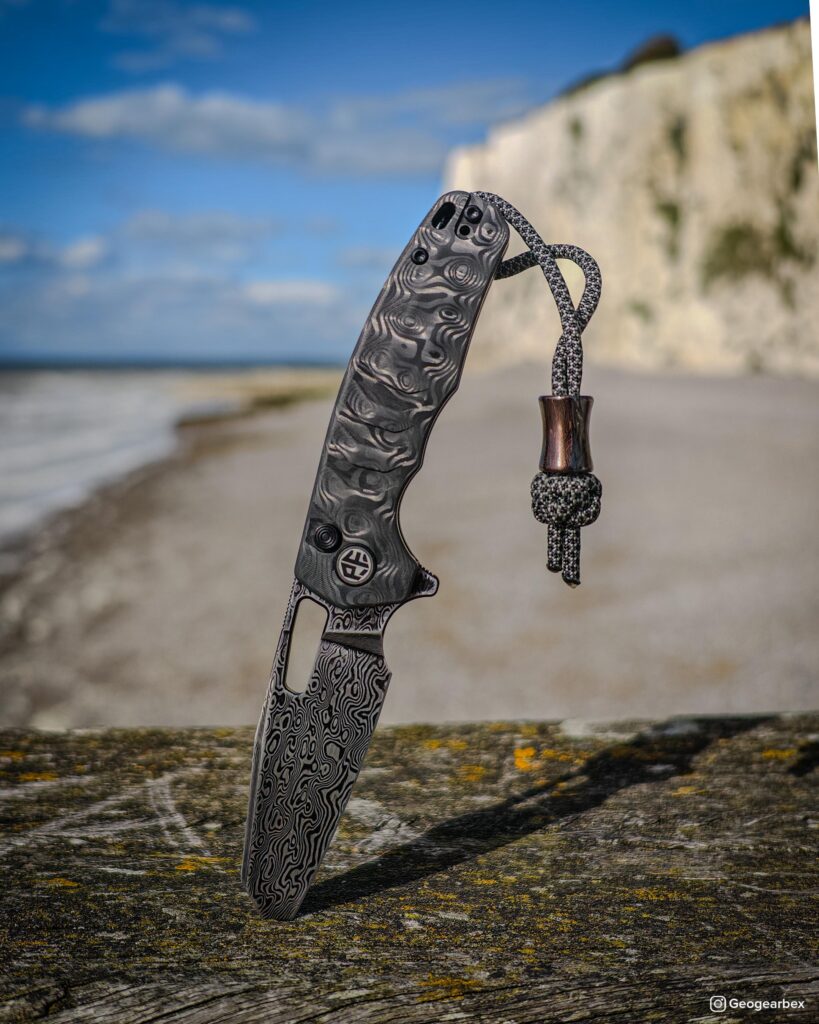 Happy #carbonfiberfriday with a #newknifeday with the petrified_fish PFE17 and his matching bead by carboncraftings