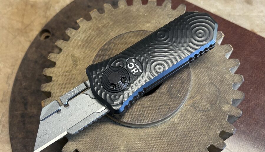 This is the Oracle. A new gravity razor knife that requires no tools to switch blades. Would you carry this?