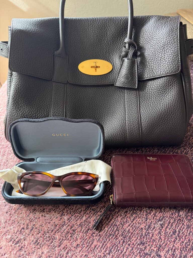 Just bought myself a Mulberry bag! So I had to do a "what’s in my bag/who am I"