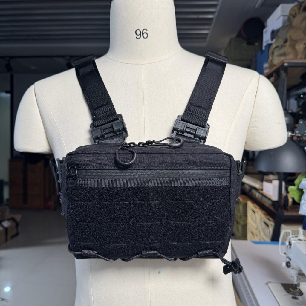 Do you guys prefer chest pack or sling bag? Anyway, I find a chest pack with multiple carry options, and it’s equipped with amazing chest pack belt. And it’s really comfortable to carry.