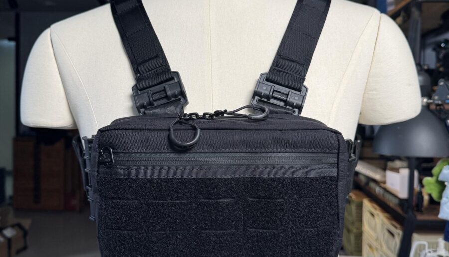 Do you guys prefer chest pack or sling bag? Anyway, I find a chest pack with multiple carry options, and it’s equipped with amazing chest pack belt. And it’s really comfortable to carry.