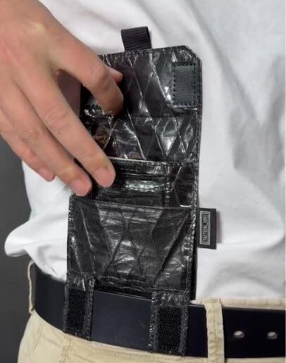 This little waist wallet is way too fun. 😄