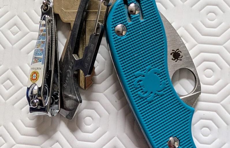 My EDC as a Canadian who occasionally cuts or pry’s things in daily life.
