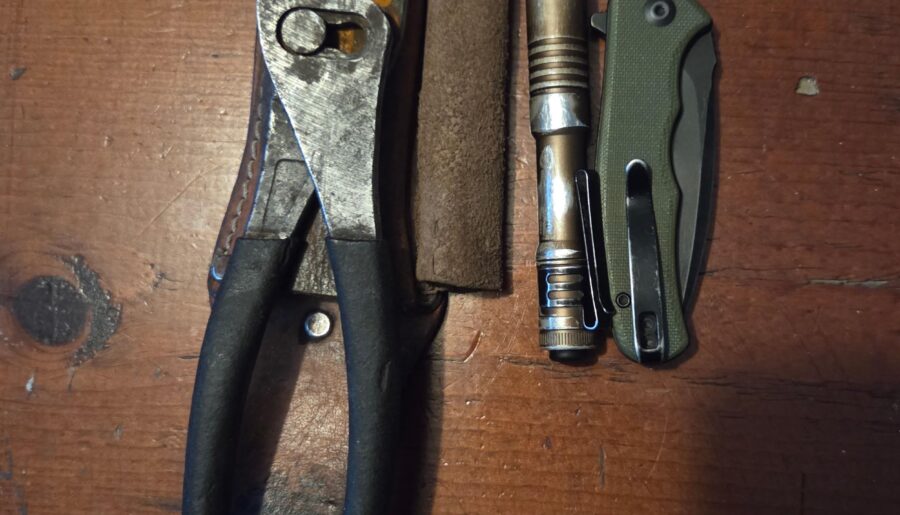 I find it fascinating there aren’t more full sized pliers in this sub.