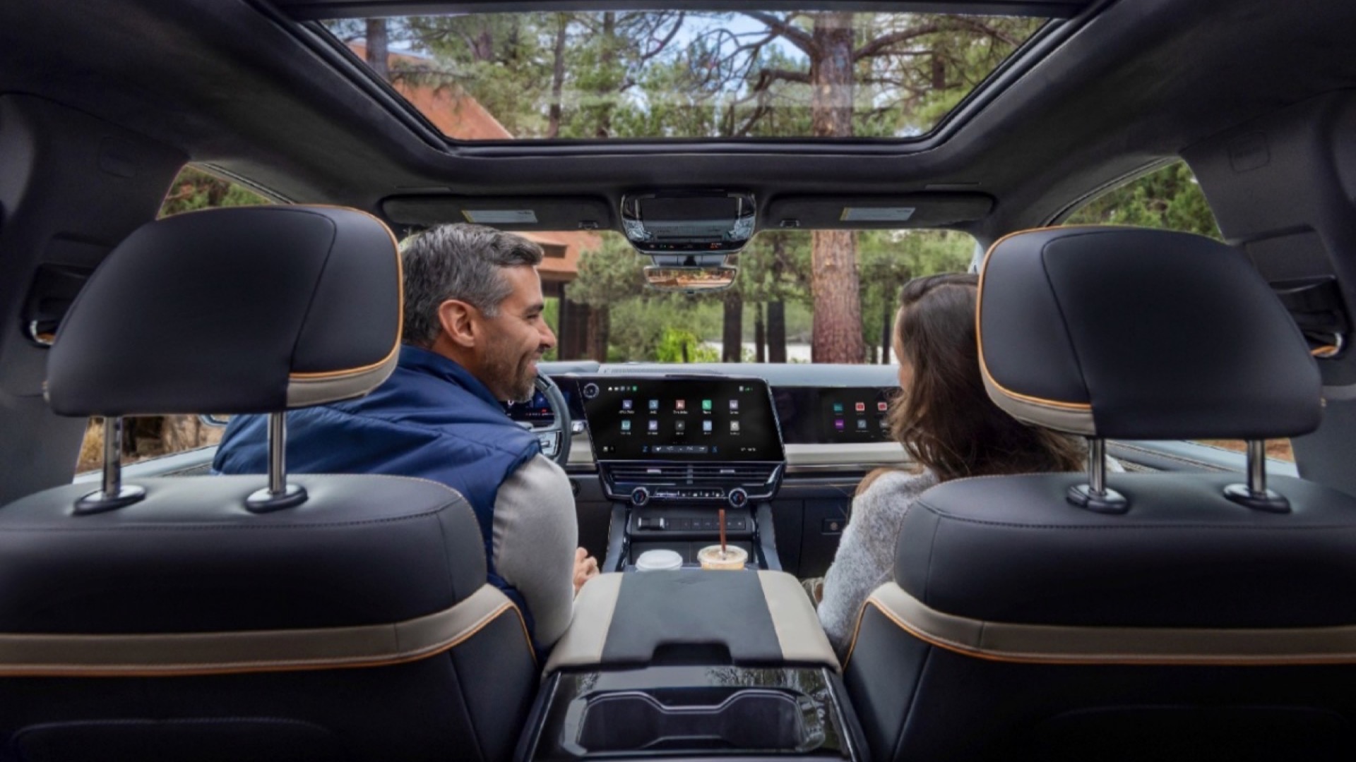 The new GM pickup truck infotainment interface that supports Apple CarPlay and Android Auto.