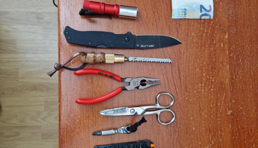 I replaced my multitool for standalone tools. All fits in my front pocket.